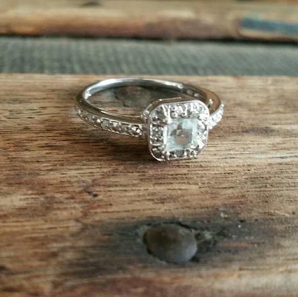 Avon Jewelry - Avon Ring in 925 Silver and Crystal Stones